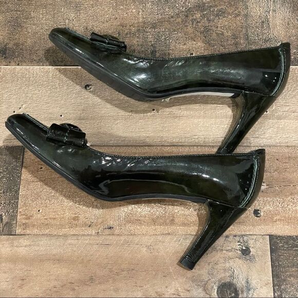 Stuart Weitzman Chesterfield Dark Green Patent Leather Heels With Bows Size 6 - Picture 11 of 11